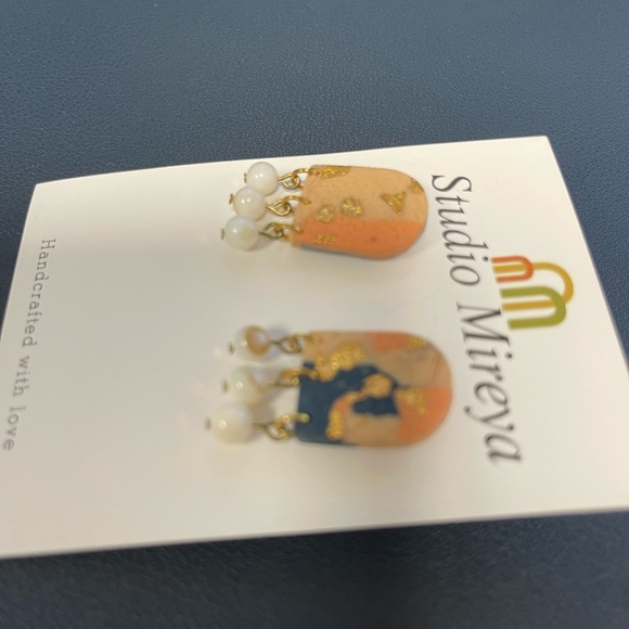 Earing - Picture 3 of 3